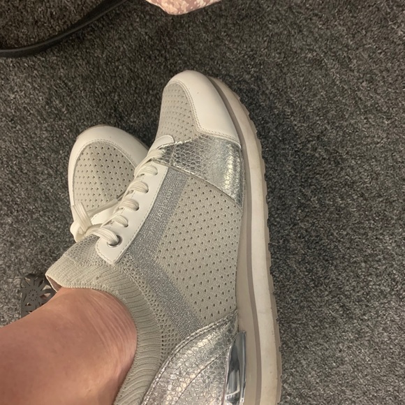 MICHAEL KORS NEW W/OUT TAGS  Designer Silver Kicks w/ Glitter SIZE 8/8.5 - Picture 4 of 8